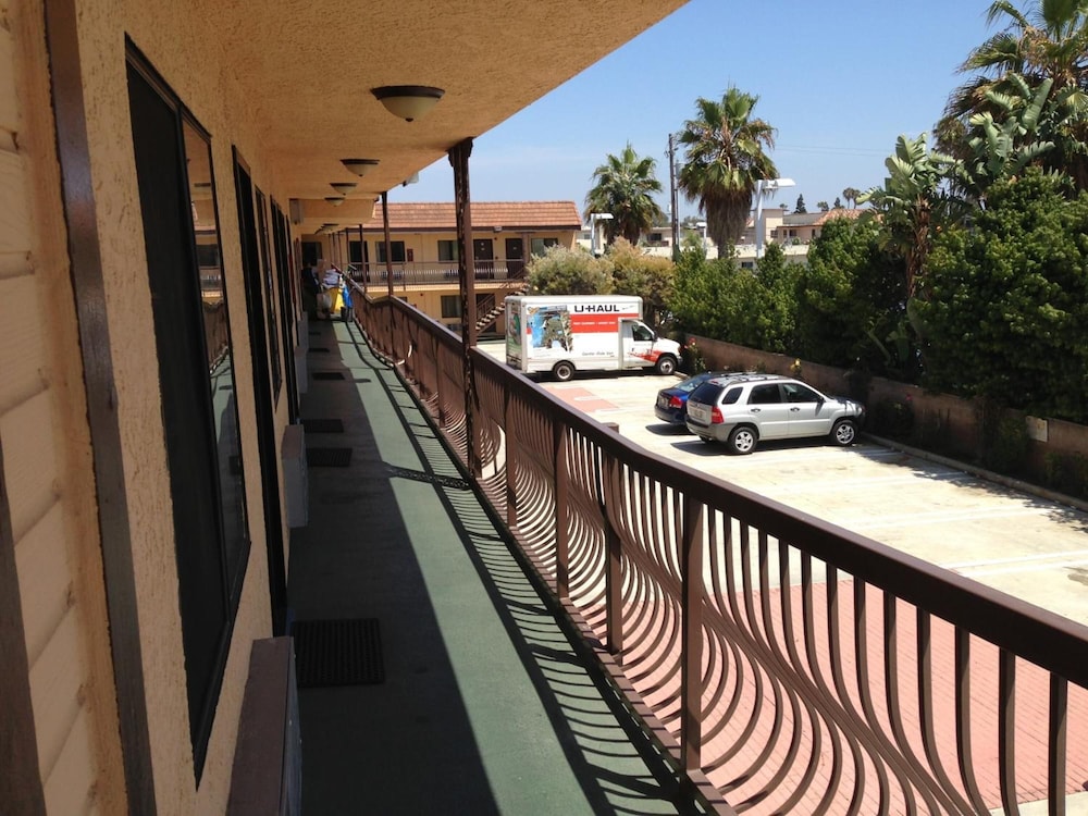 Del Amo Inn 4/26