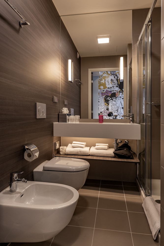 Moxy York 7/50