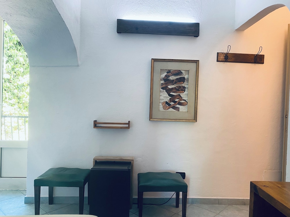 Black Market Hotel 31/50