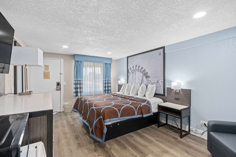 Super 8 by Wyndham Kissimmee/Orlando 21/50