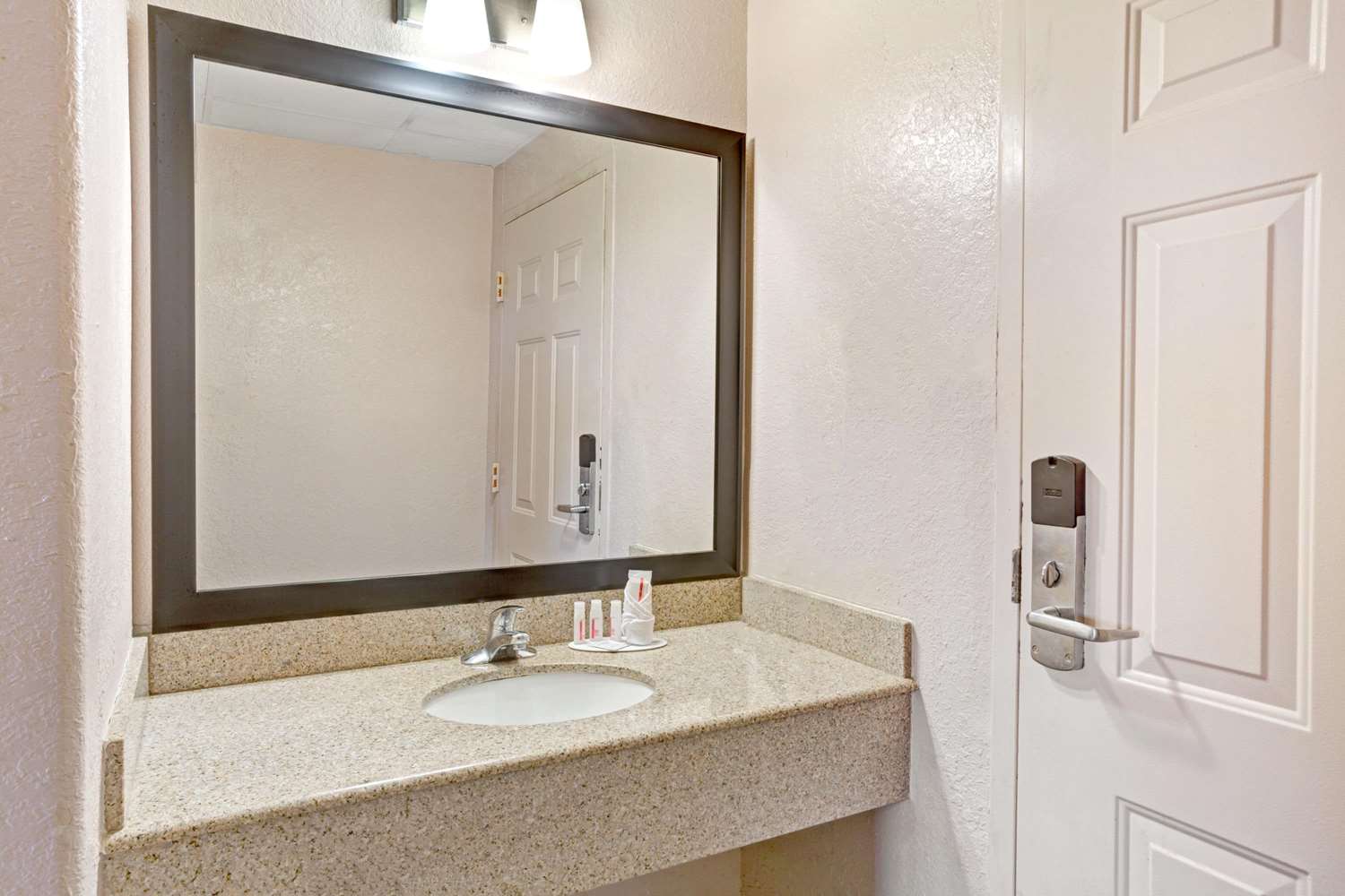 Howard Johnson By Wyndham Galveston 32/36