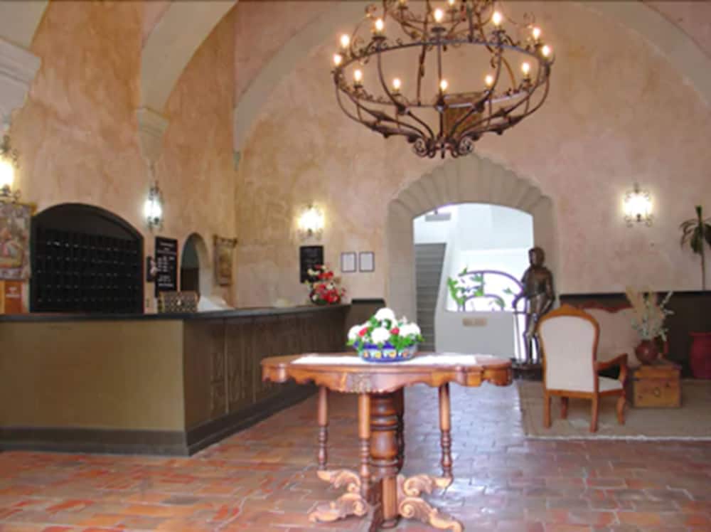 Hotel Castillo Santa Cecilia 51/70