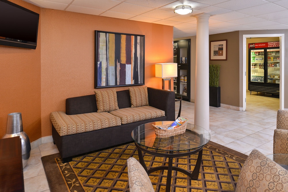 Candlewood Suites Lafayette- River Ranch 31/58