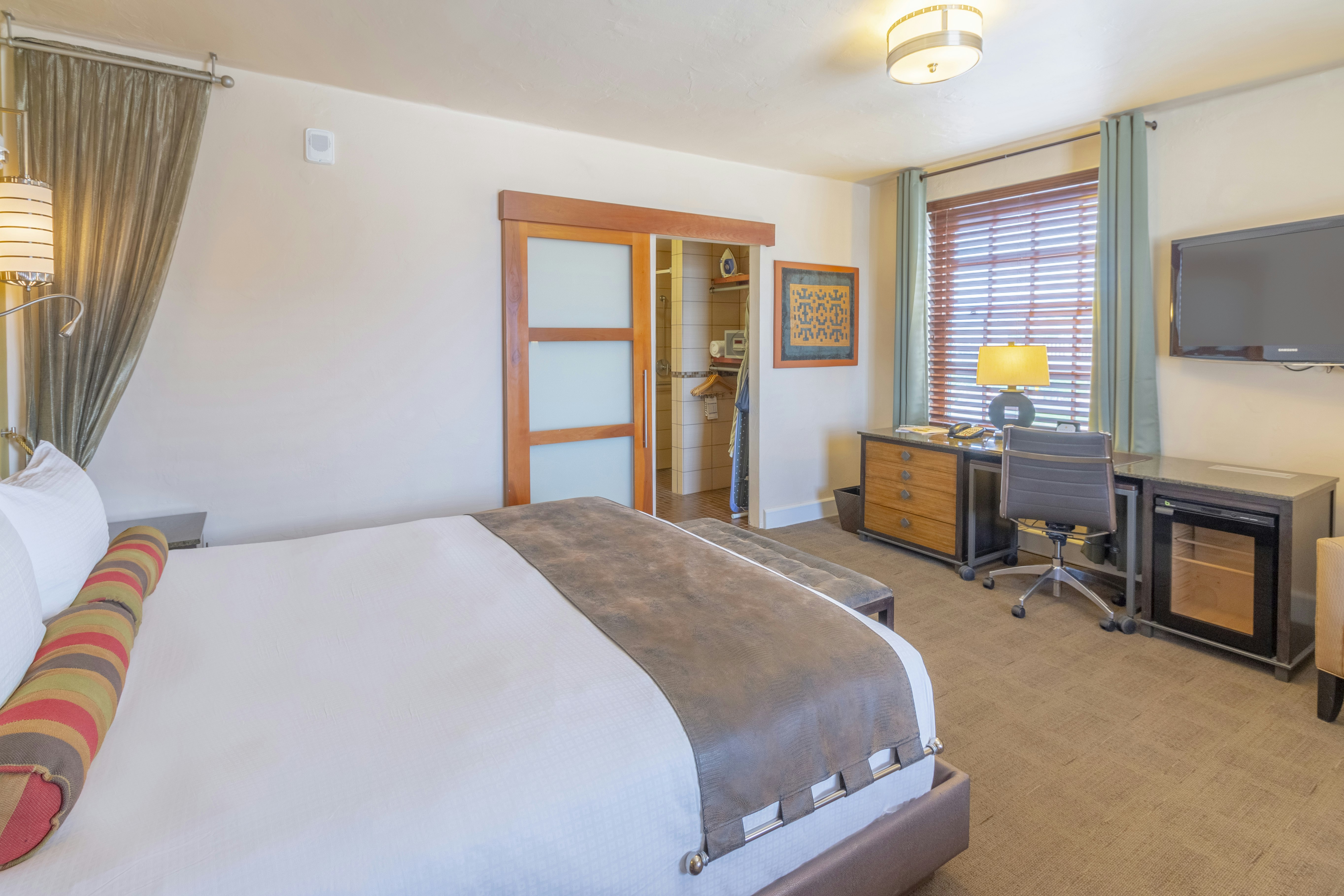 DELUXE, KING BED, ACCESSIBLE