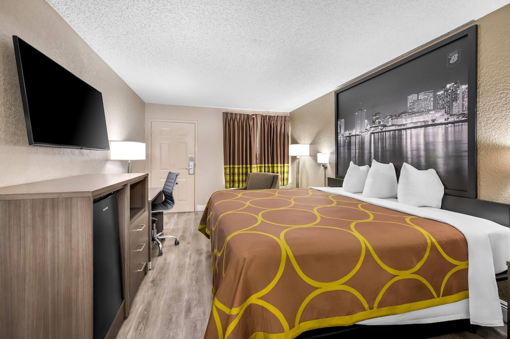 DELUXE, KING BED, SMOKING, ACCESSIBLE
