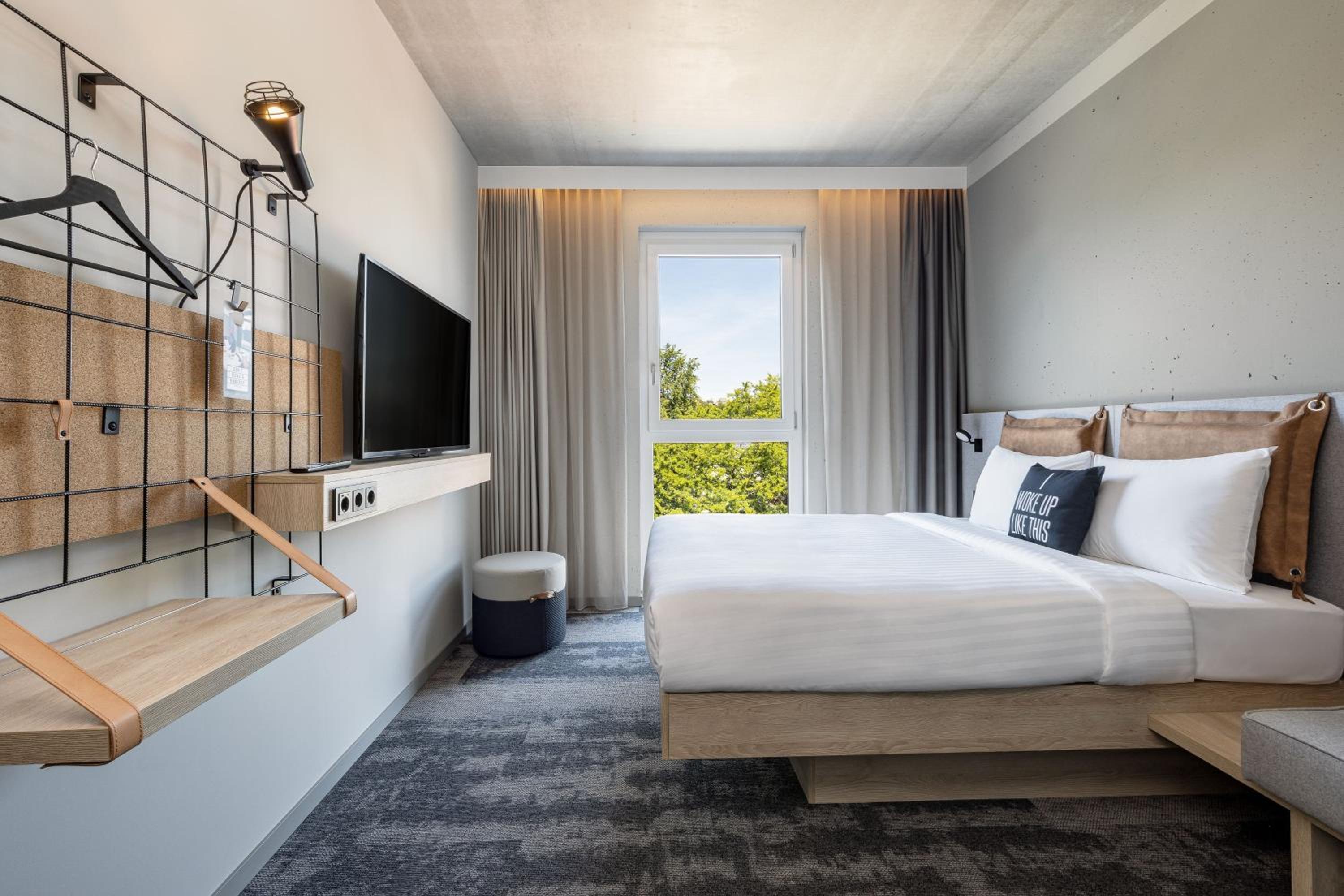 Moxy, Queen Bed, City View