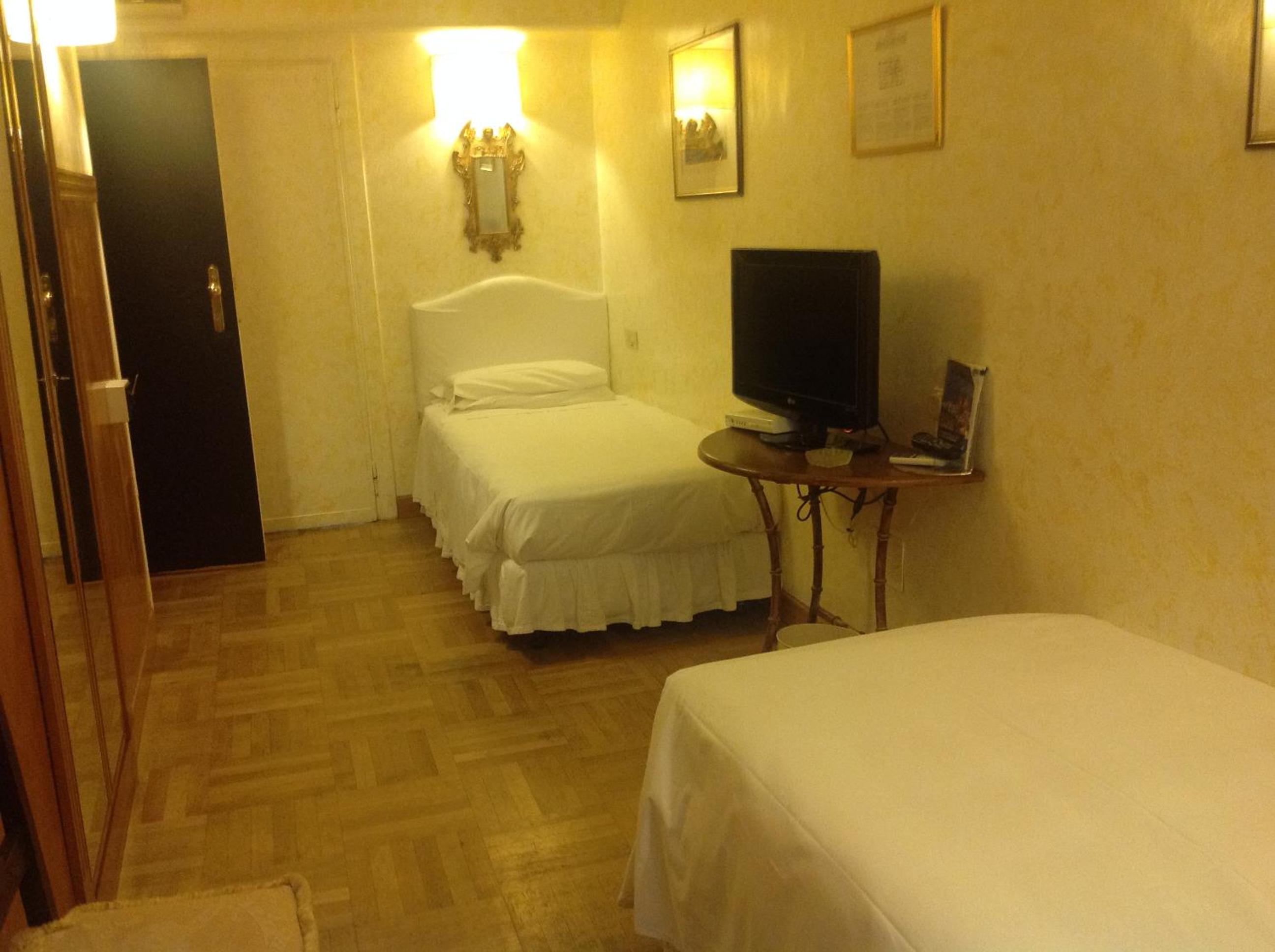 ROOM, TWIN BEDS