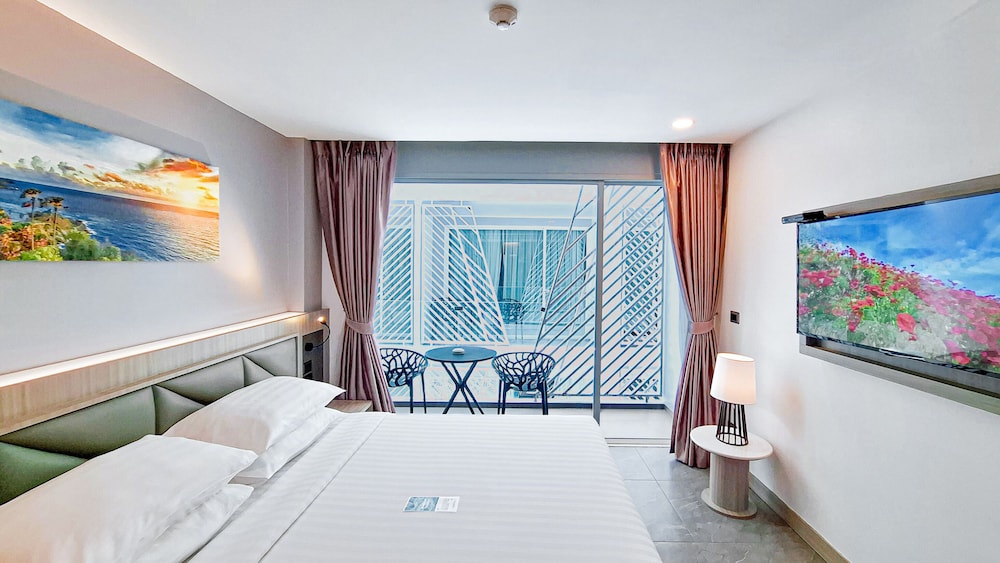 غرفة سوبيريور بسرير كينج بشرفة، Clarian Hotel Beach Patong 9/10