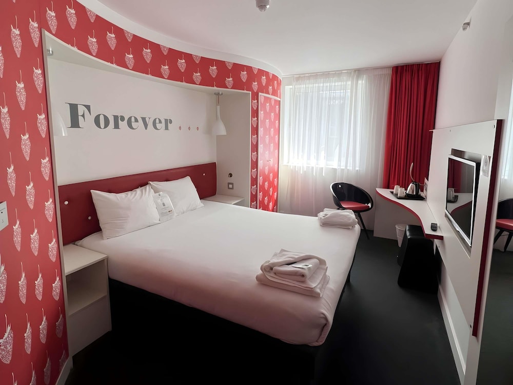 ROOM, DOUBLE BED