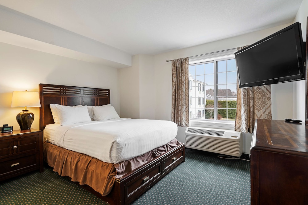 Charlevoix Inn Suites, SureStay Collection by Best Western 19/45