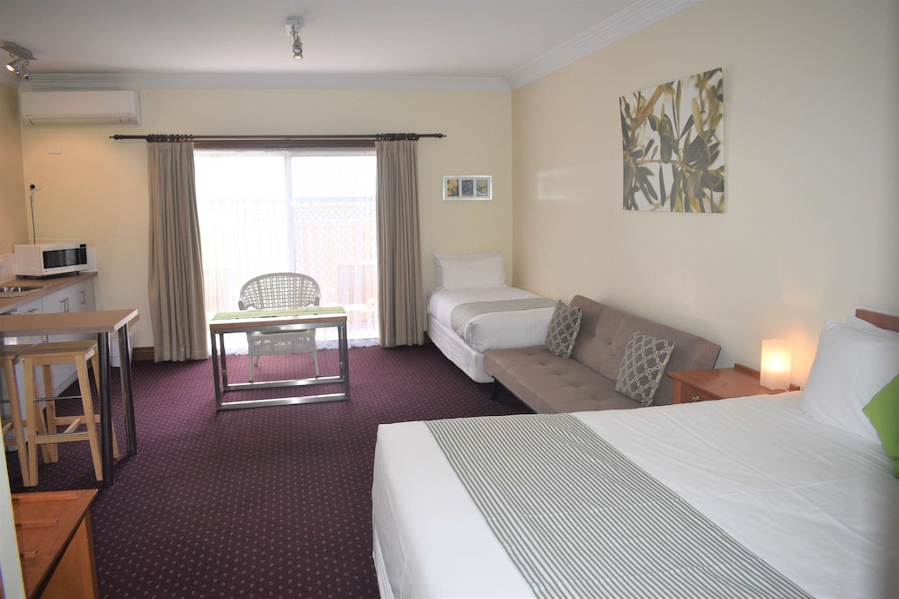 The Henry Parkes Tenterfield Ex Best Western 15/46