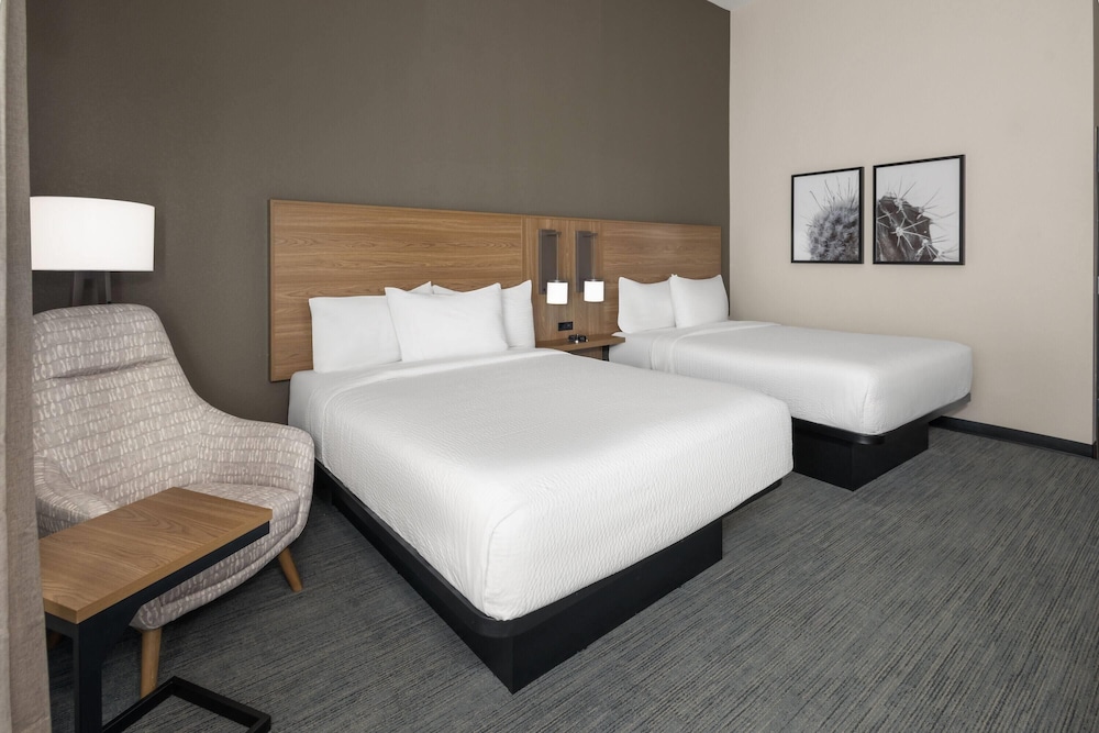 La Quinta Inn & Suites by Wyndham Phoenix near State Farm St 25/48