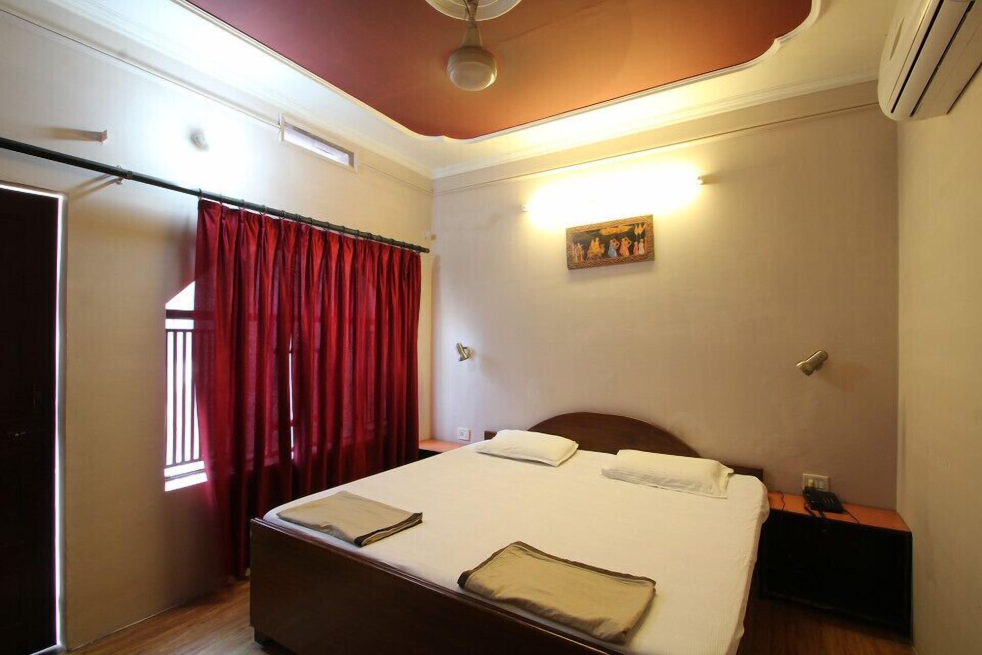 DELUXE, TWIN BEDS