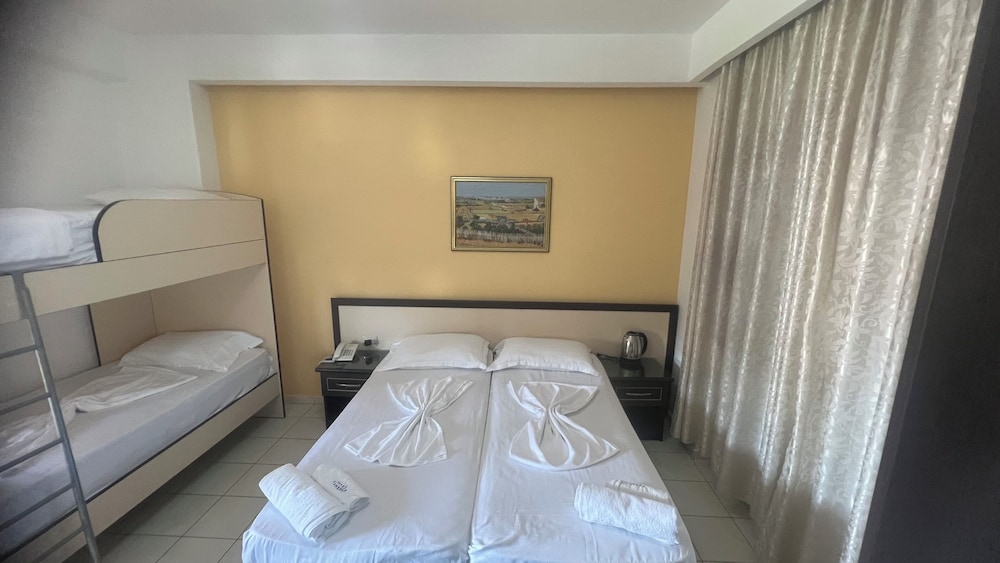 Sunrise Hotel Cameria 11/50