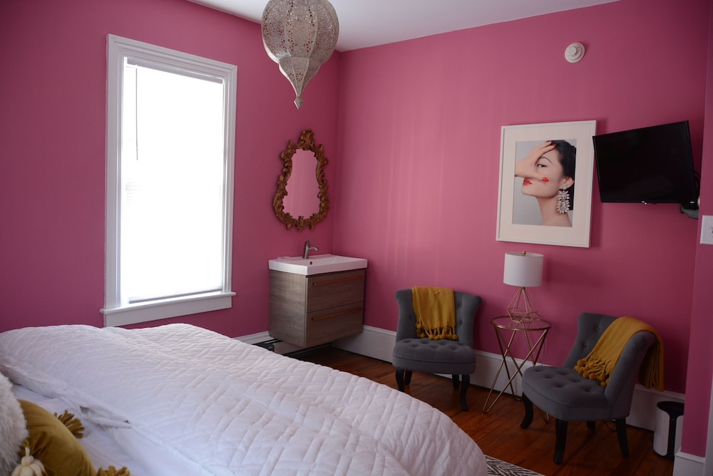 Rose, Queen Bed