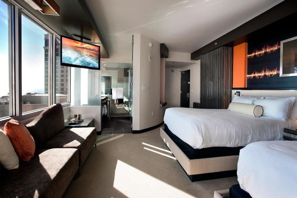 PLATINUM, QUEEN BED, WITH VIEW