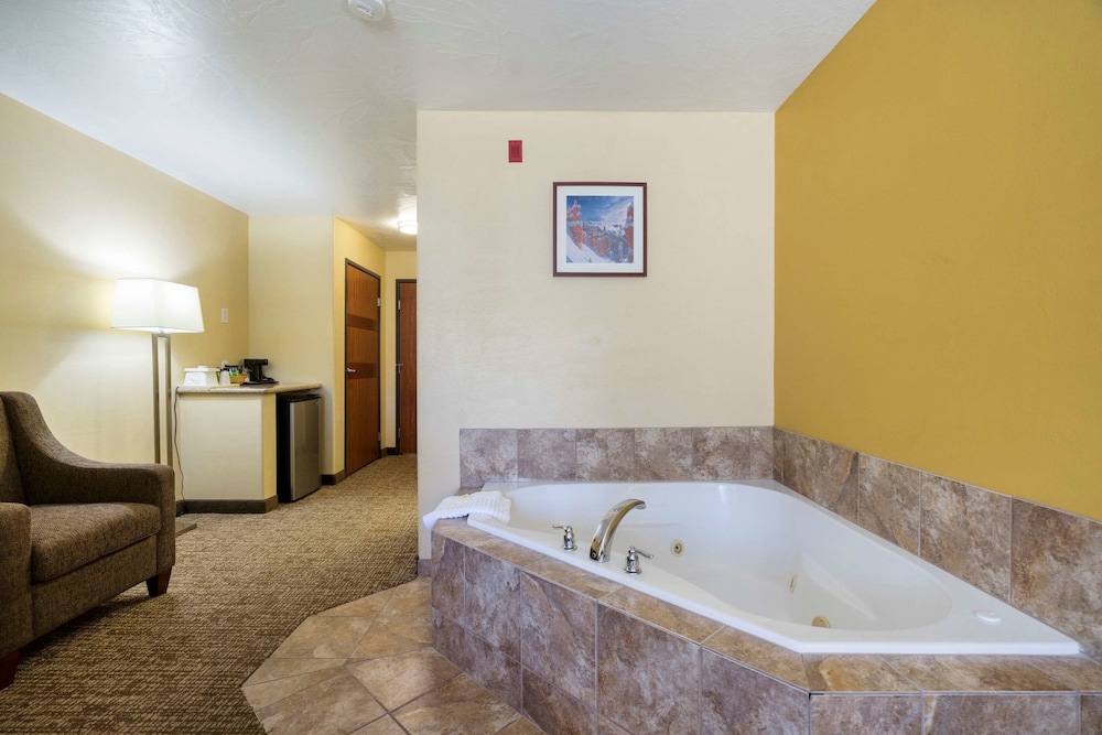 Comfort Inn & Suites Cedar City South, UT 10/36