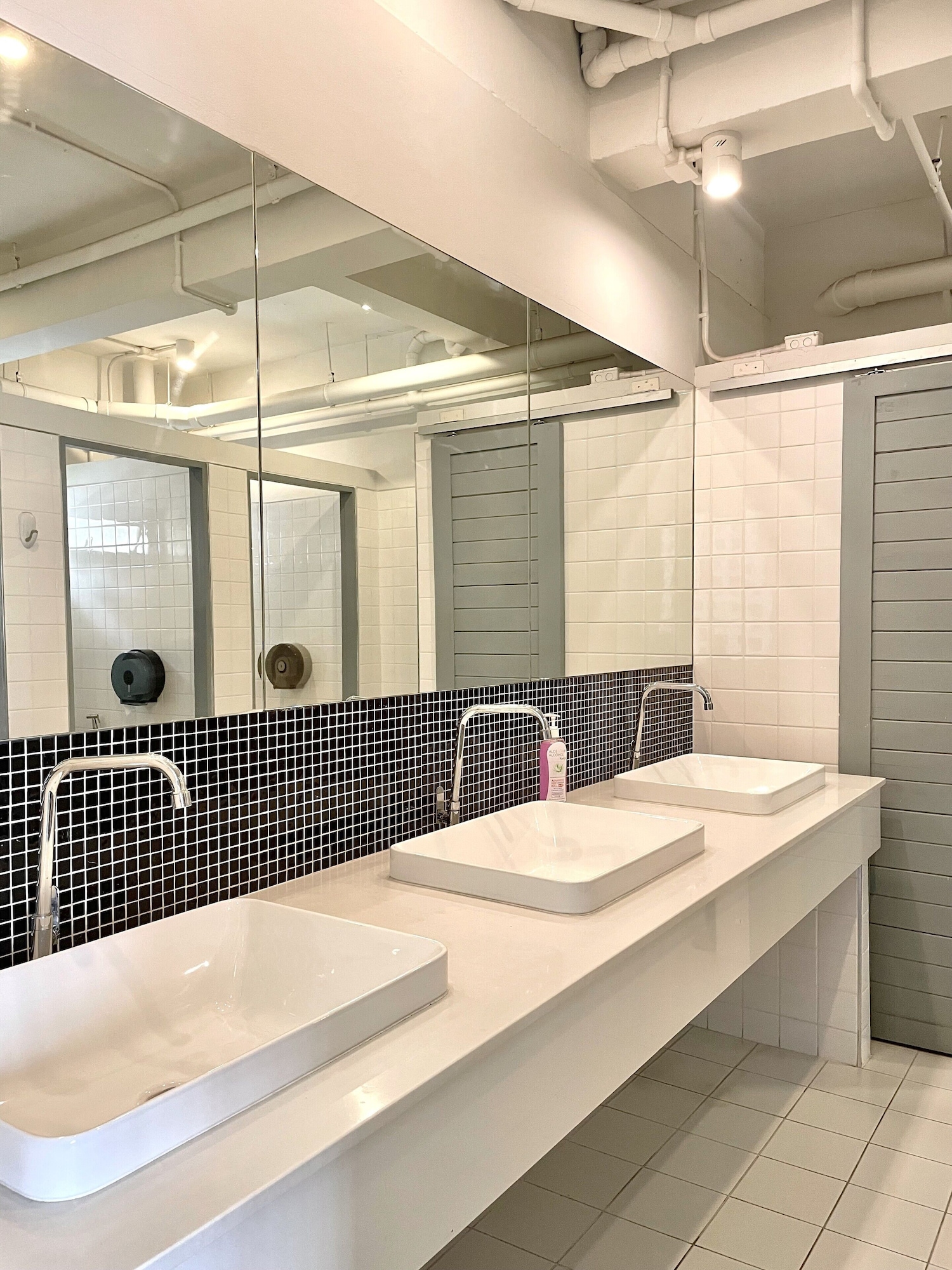 MIXED DORM, SHARED BATHROOM