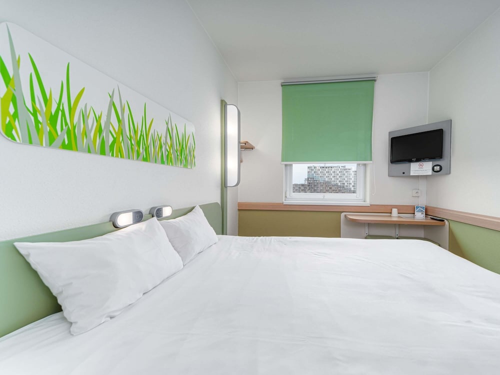 Standard, Queen Bed