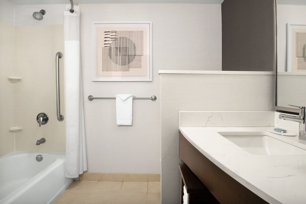غرفة بسريرين كوين مع أريكة، Courtyard by Marriott Jacksonville Flagler Center 2/2