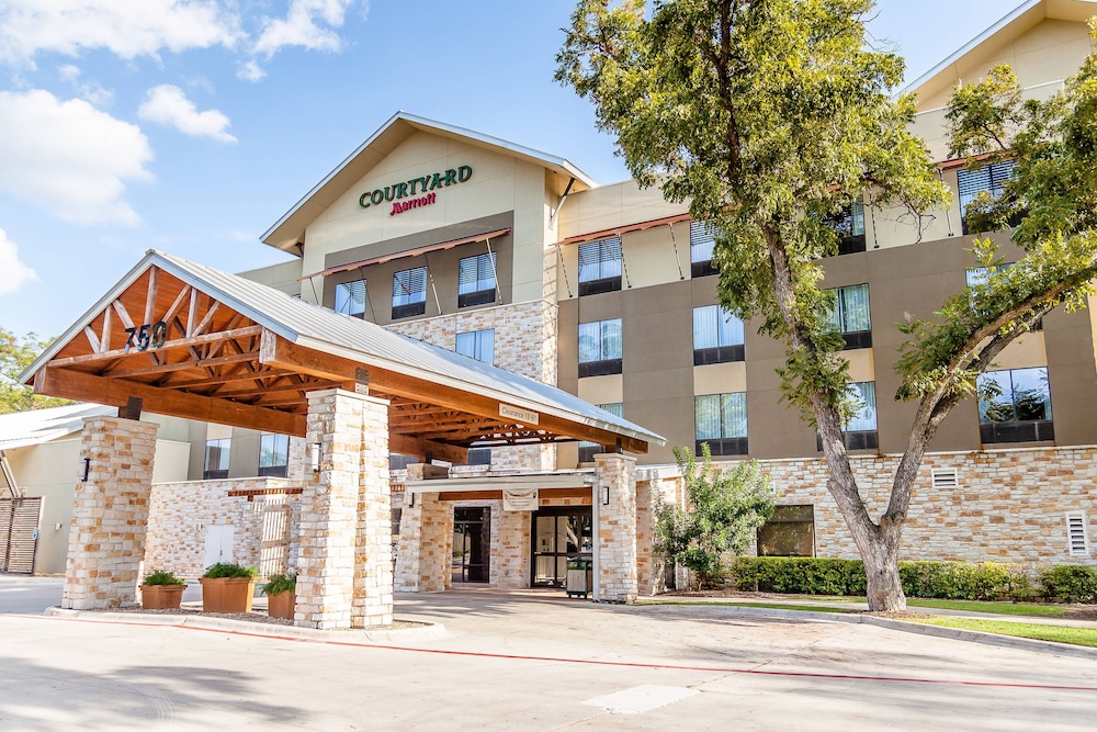 Courtyard New Braunfels River Village 6/78