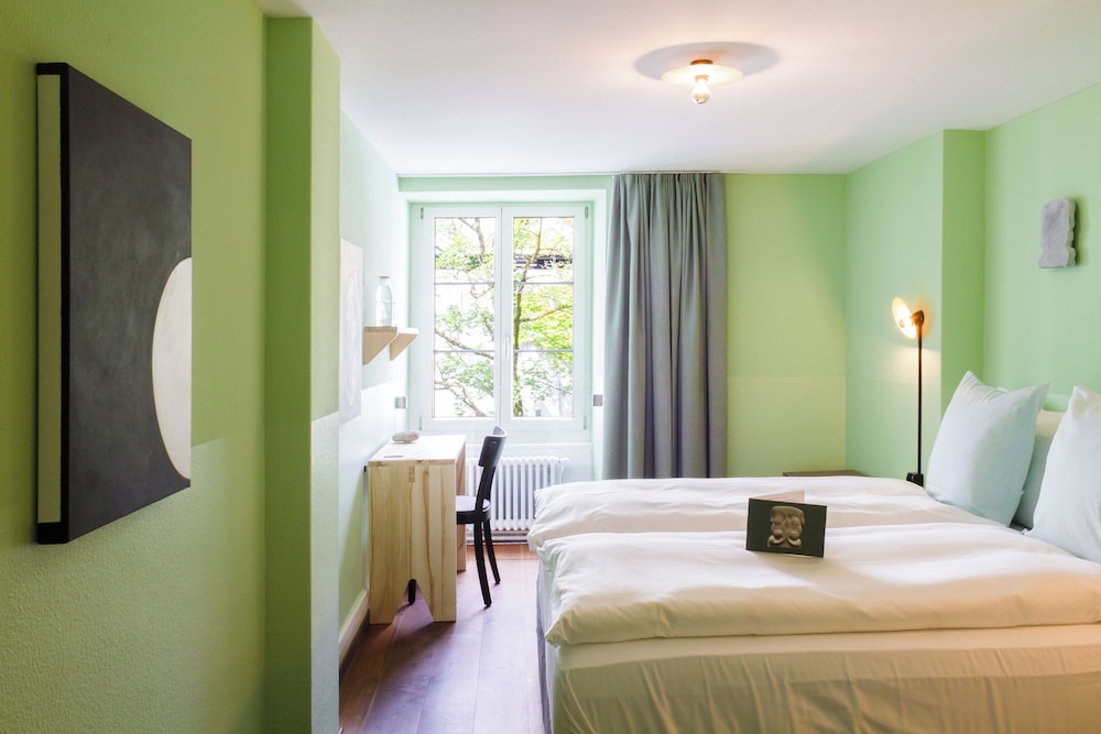 غرفة عائلية بسريرين كوين بحمام خاص، Hotel Schlussel seit 1545 2/8