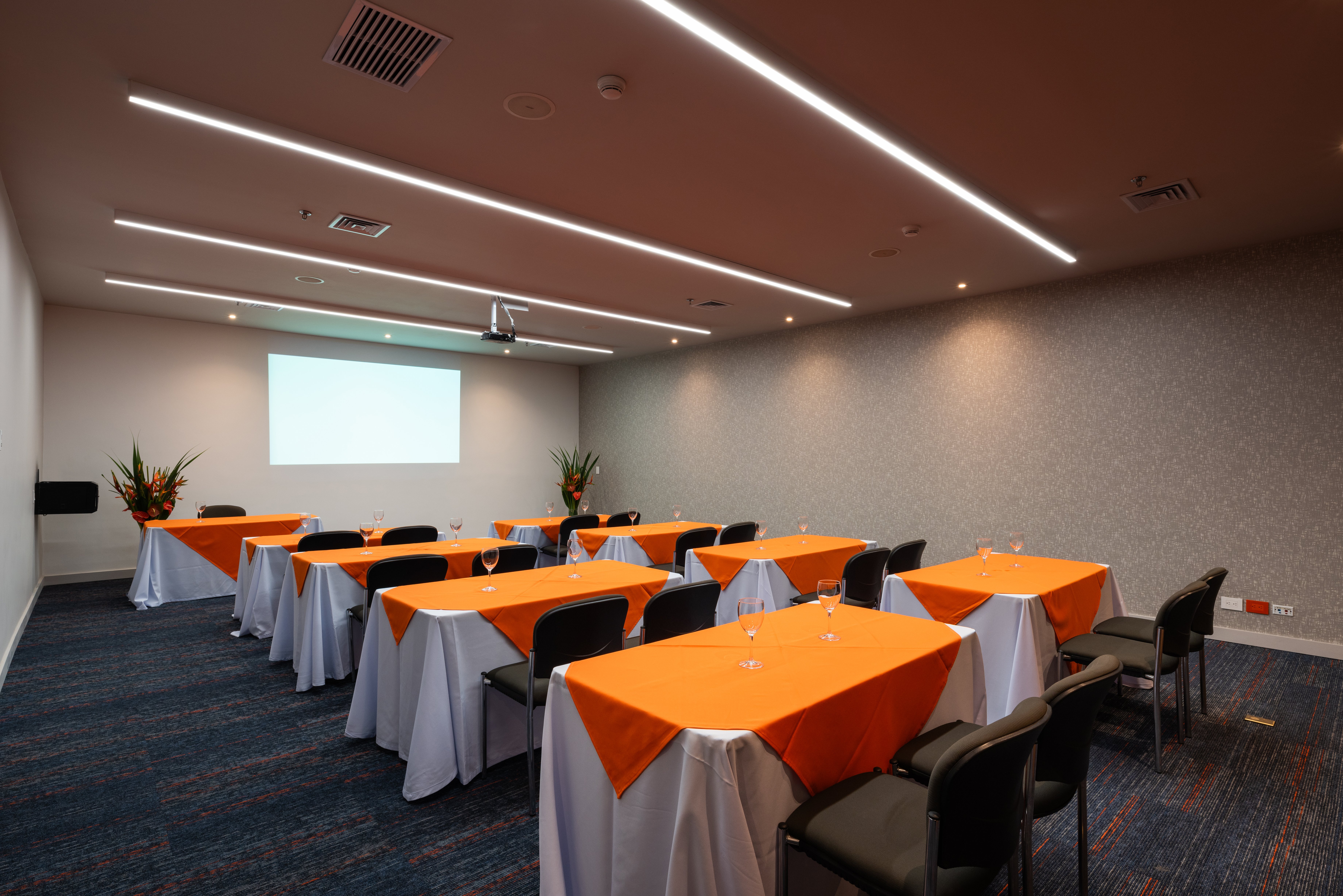 HOLIDAY INN EXPRESS MEDELLIN 53/65