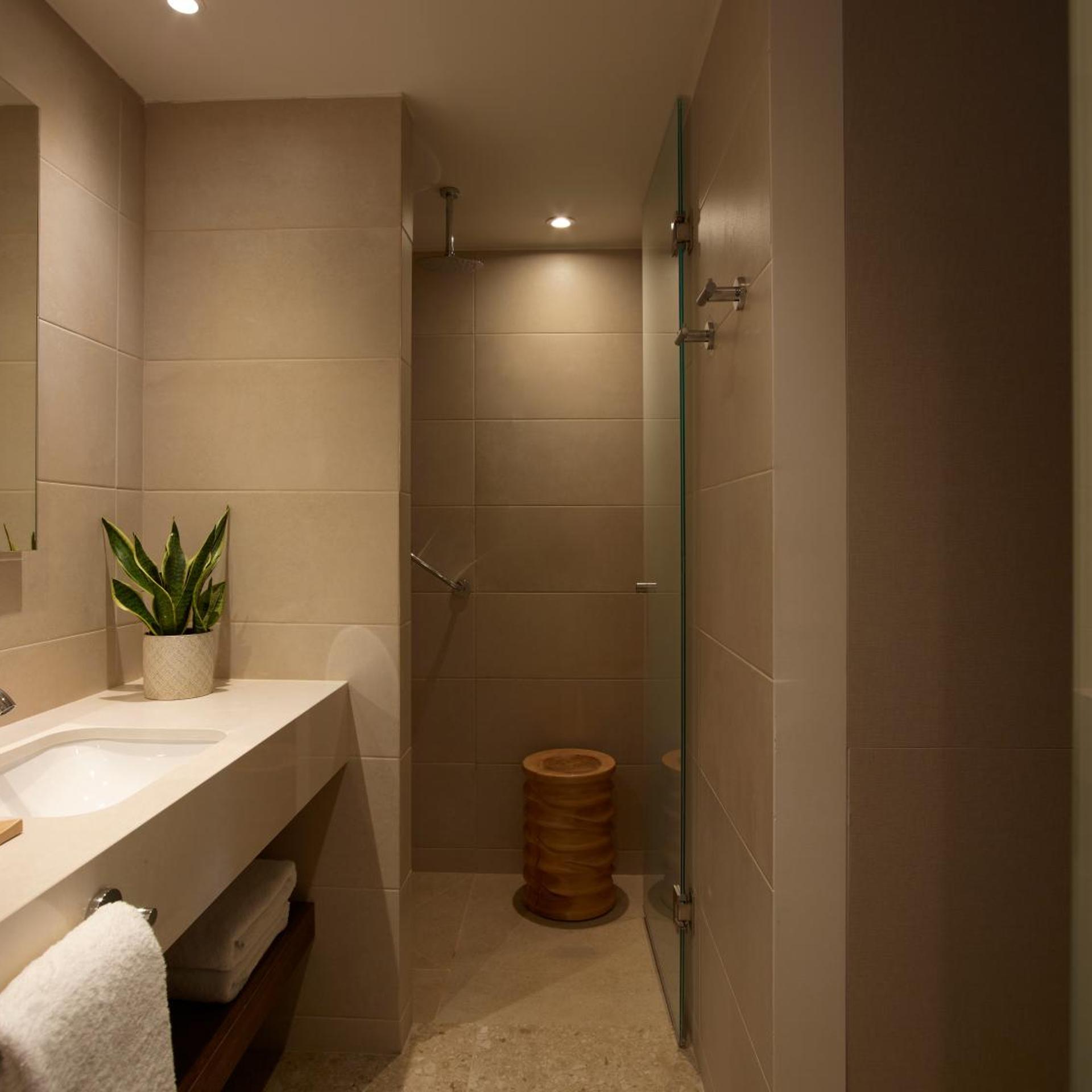2 BEDROOMS, SUITE
