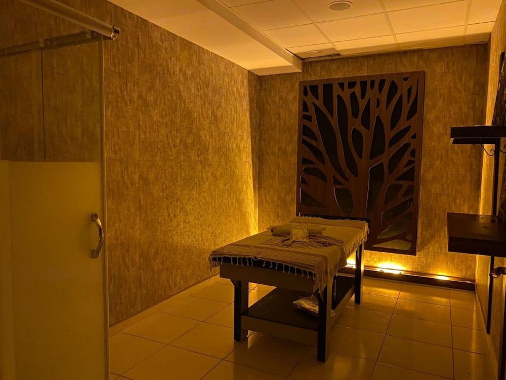 ROYAL INCI AIRPORT HOTEL 47/67
