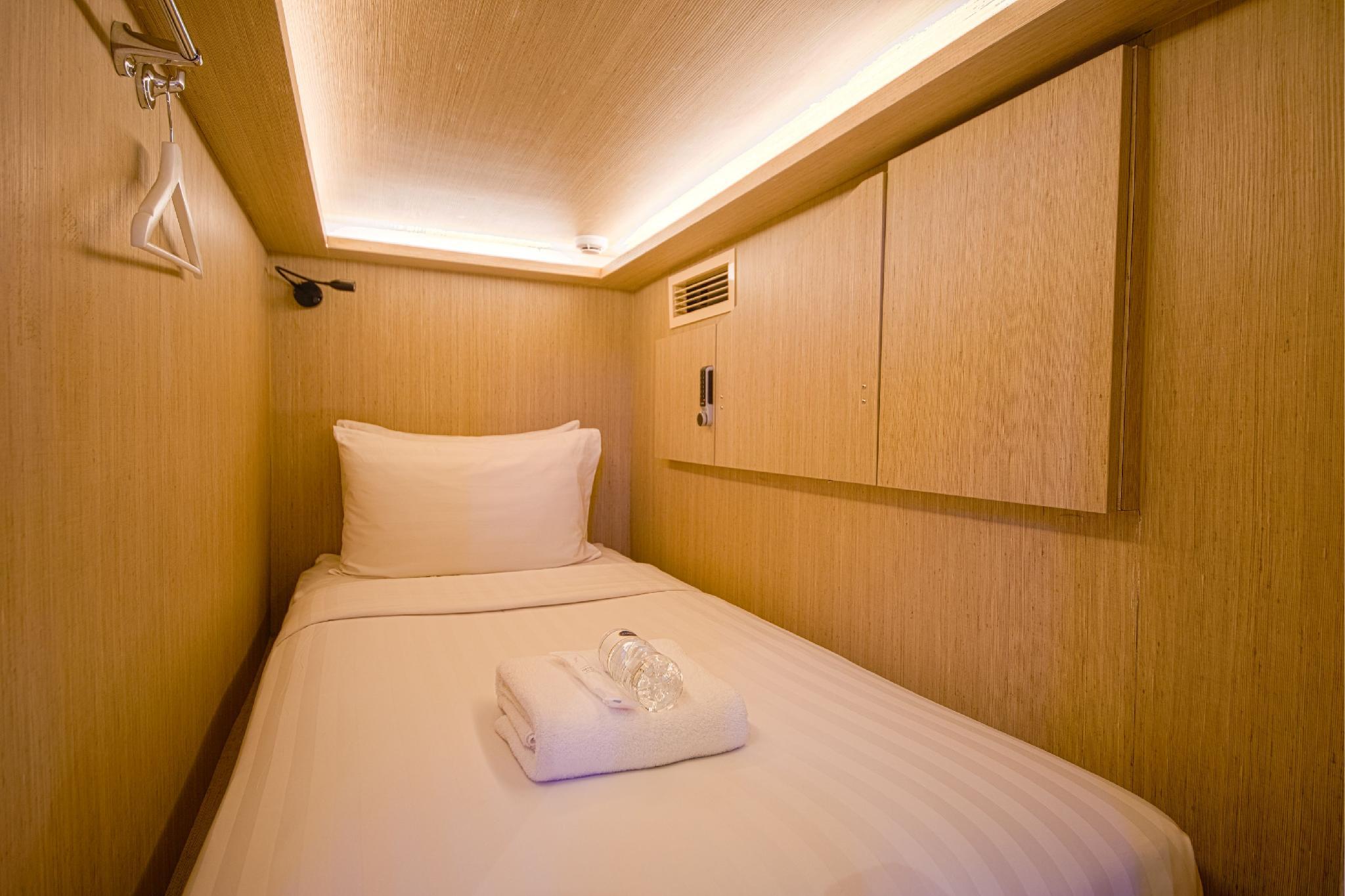 Capsule, Female Only، Cube Boutique Capsule Hotel Kampong Glam 3/3
