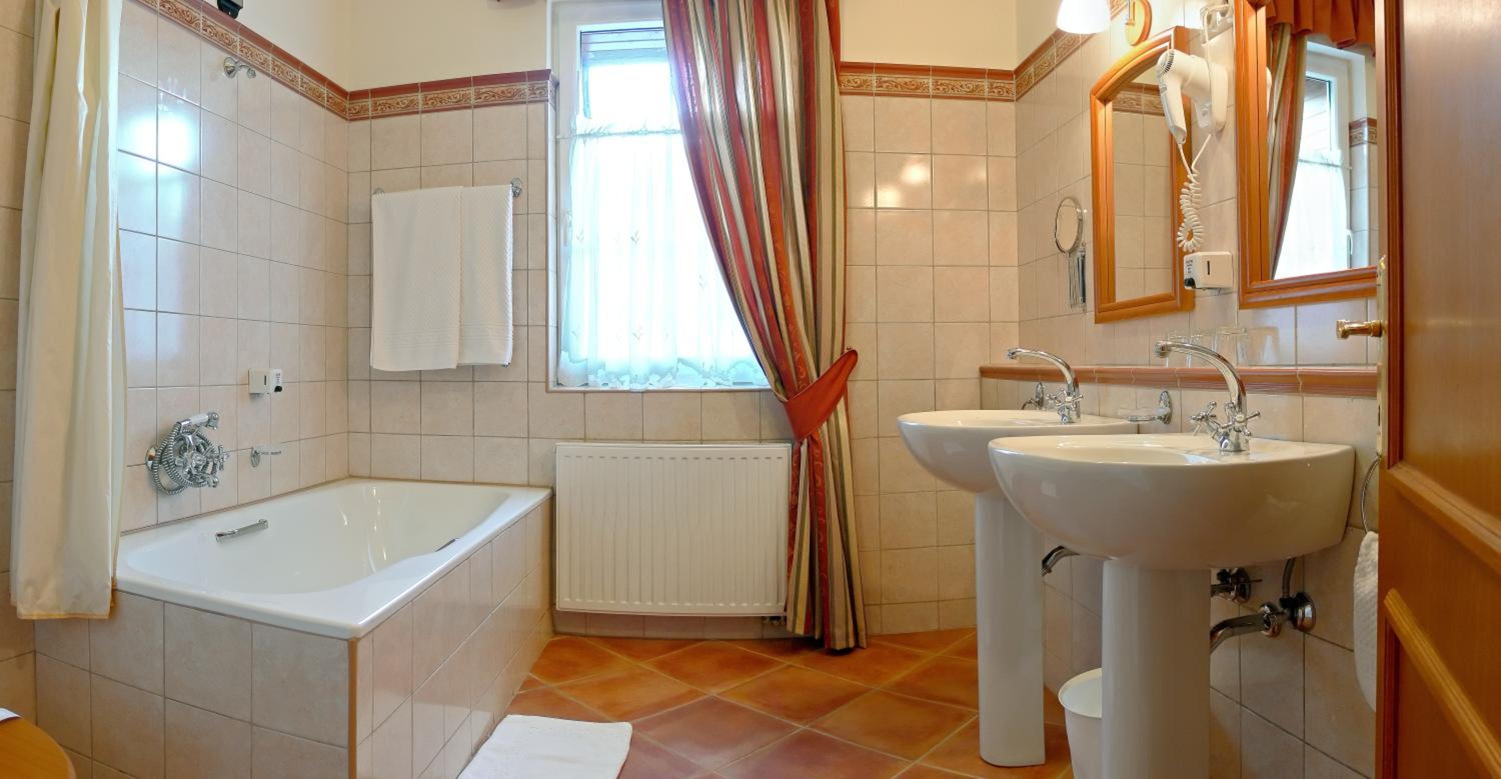 Levay Villa Hotel 44/47