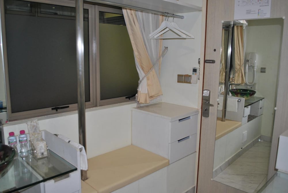 JAYLEEN CLARKE QUAY HOTEL 40/41
