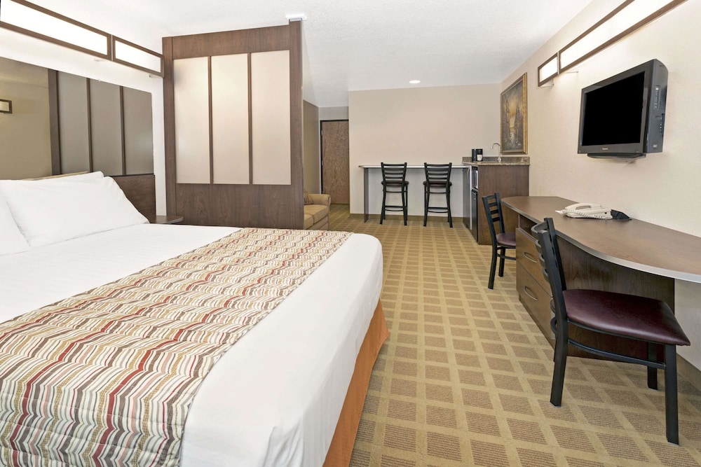Microtel Inn & Suites by Wyndham Cheyenne 16/31