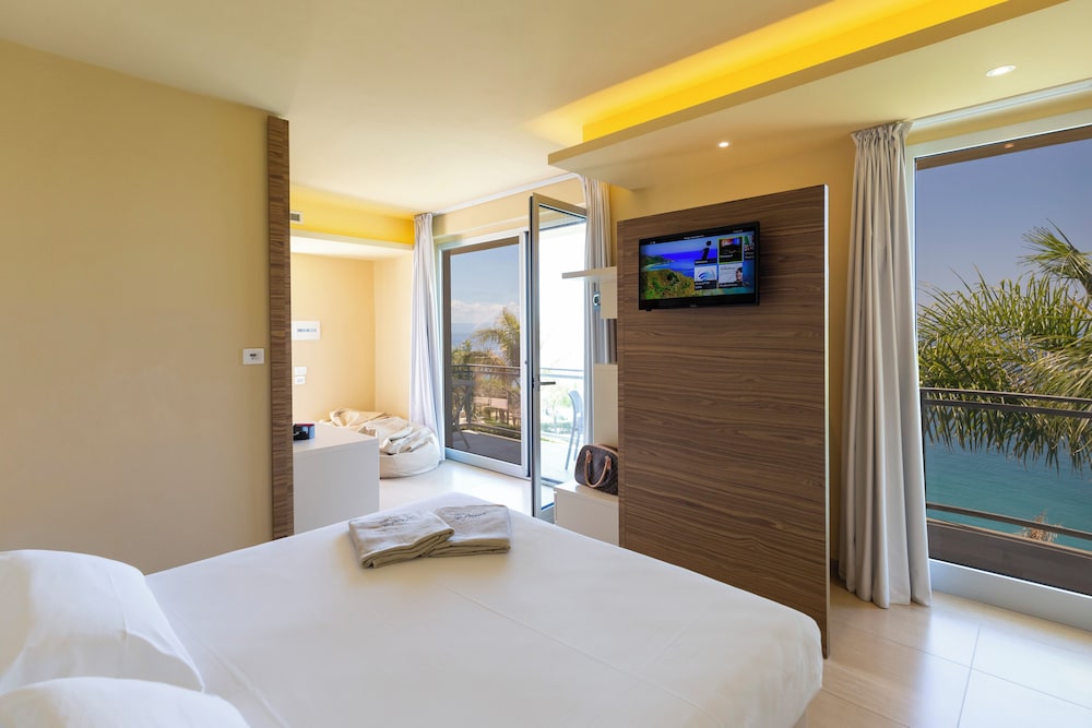DELUXE, DOUBLE OR TWIN BED, SEA VIEW