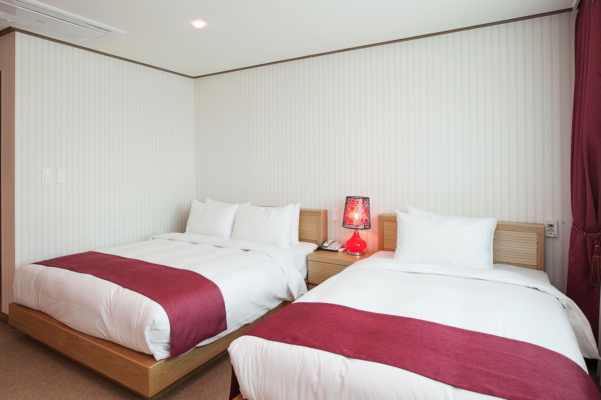 FAMILY, TWIN BEDS