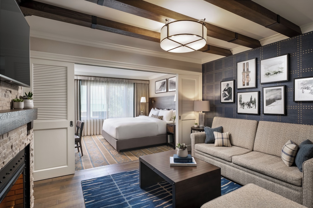 Junior Suite, King Bed, Valley View, Sofa