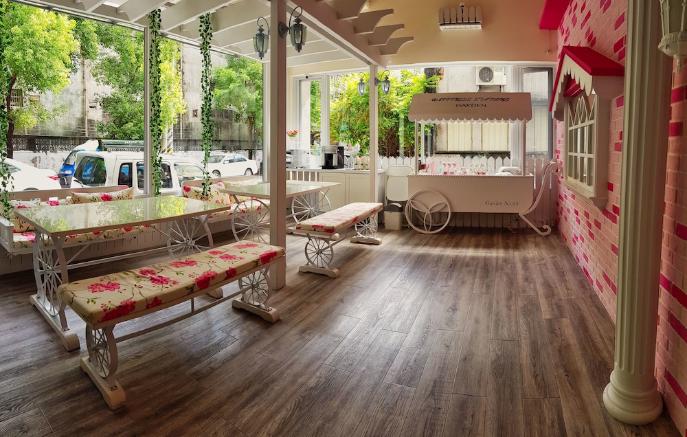 Happiness Station B&B 41/50