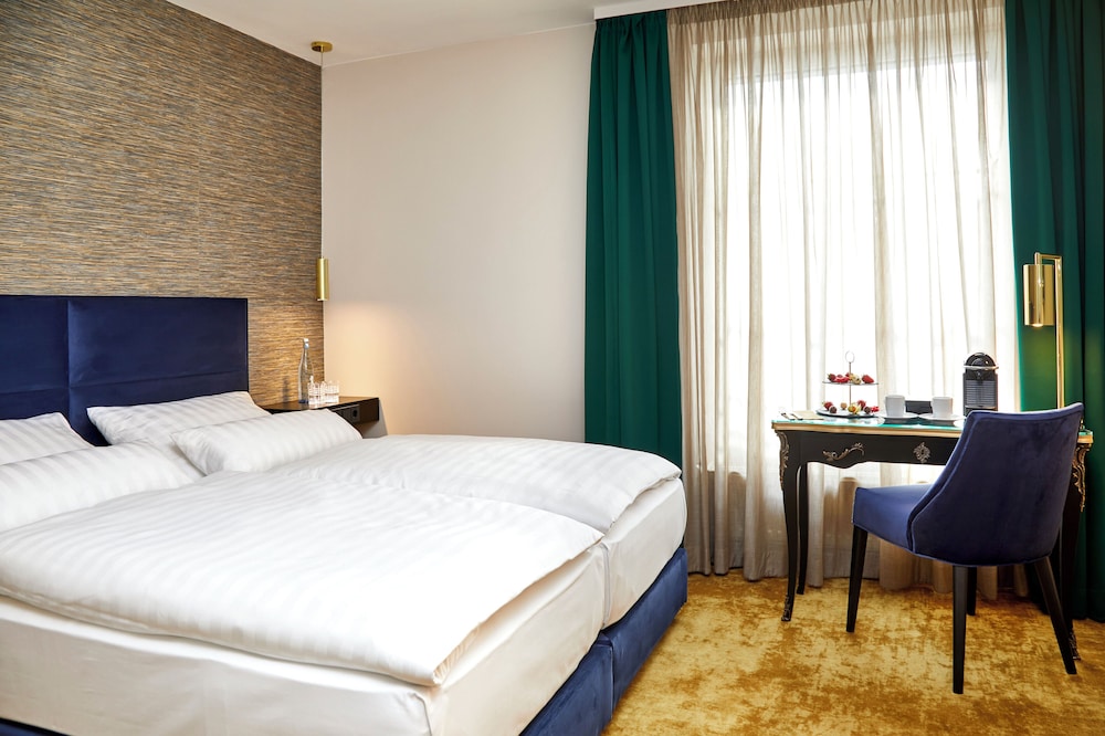 CLASSIC, DOUBLE BED, COURTYARD VIEW