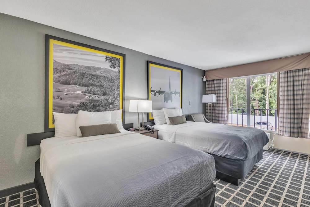 Super 8 by Wyndham Morganton 11/50