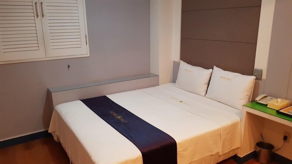 ROOM, DOUBLE BED