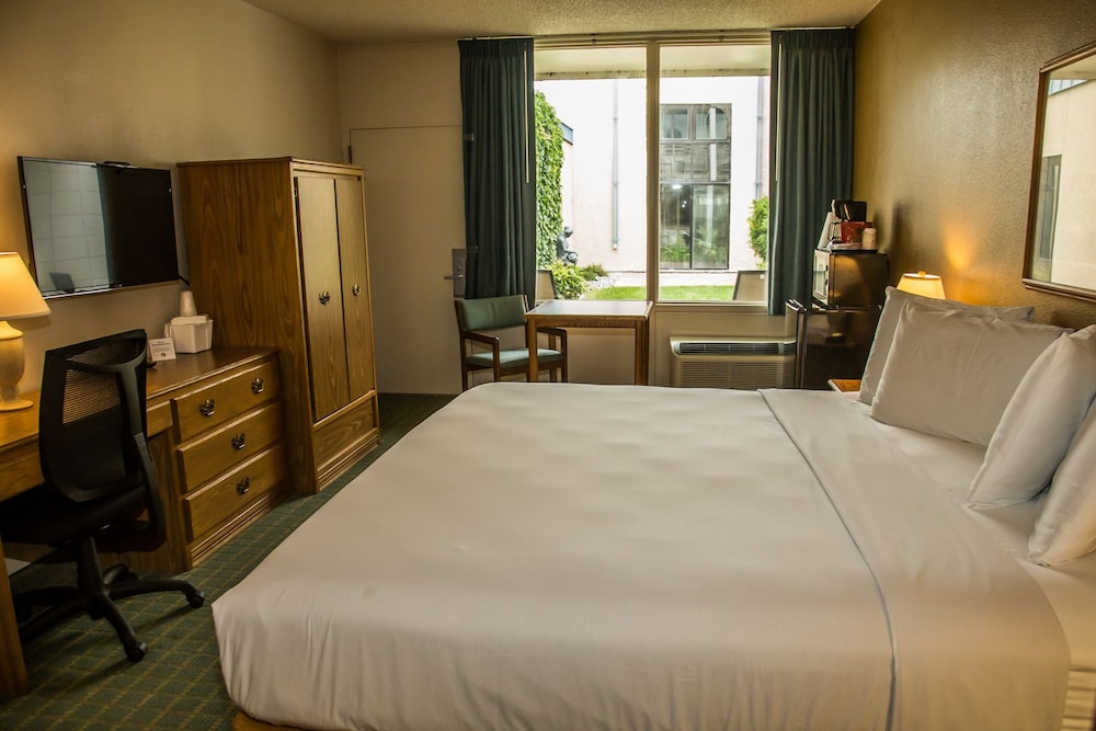 Baymont By Wyndham Fargo 4/50
