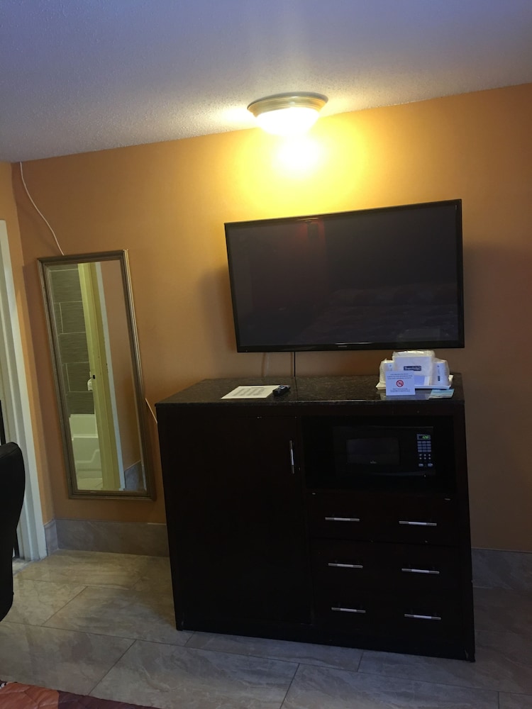 Travelodge By Wyndham Bay Shore Long Island 27/41
