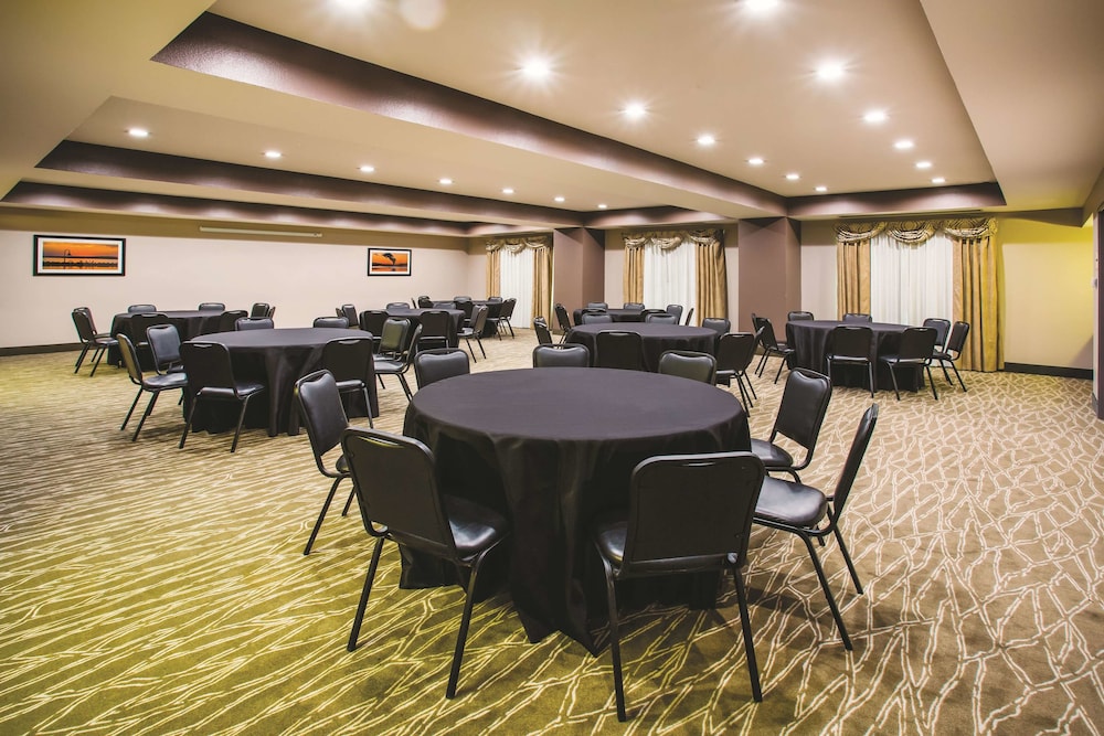 La Quinta Inn & Suites by Wyndham Russellville 30/35