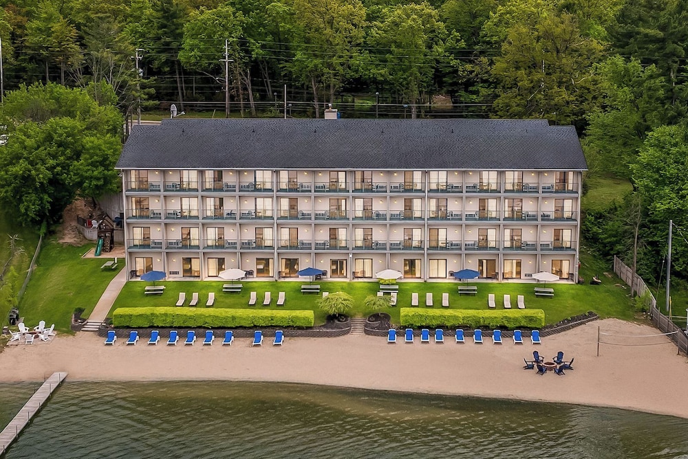 Beachfront Hotel 5/50