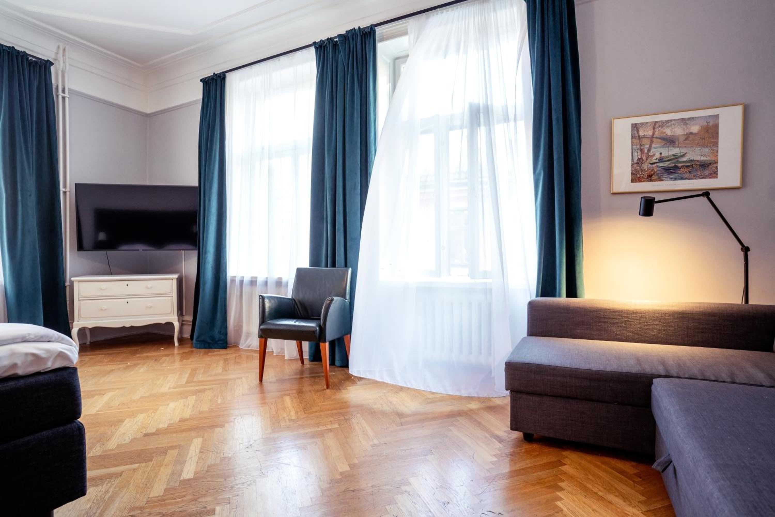 Queen's Hotel First Partner 20/45