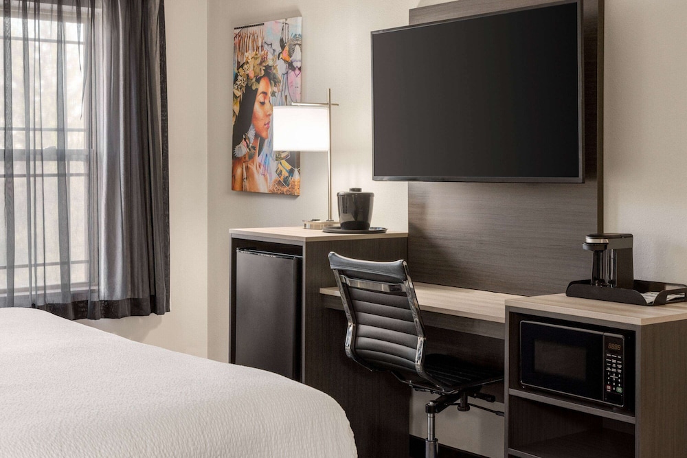 La Quinta Inn and Suites by Wyndham Lake George 37/50