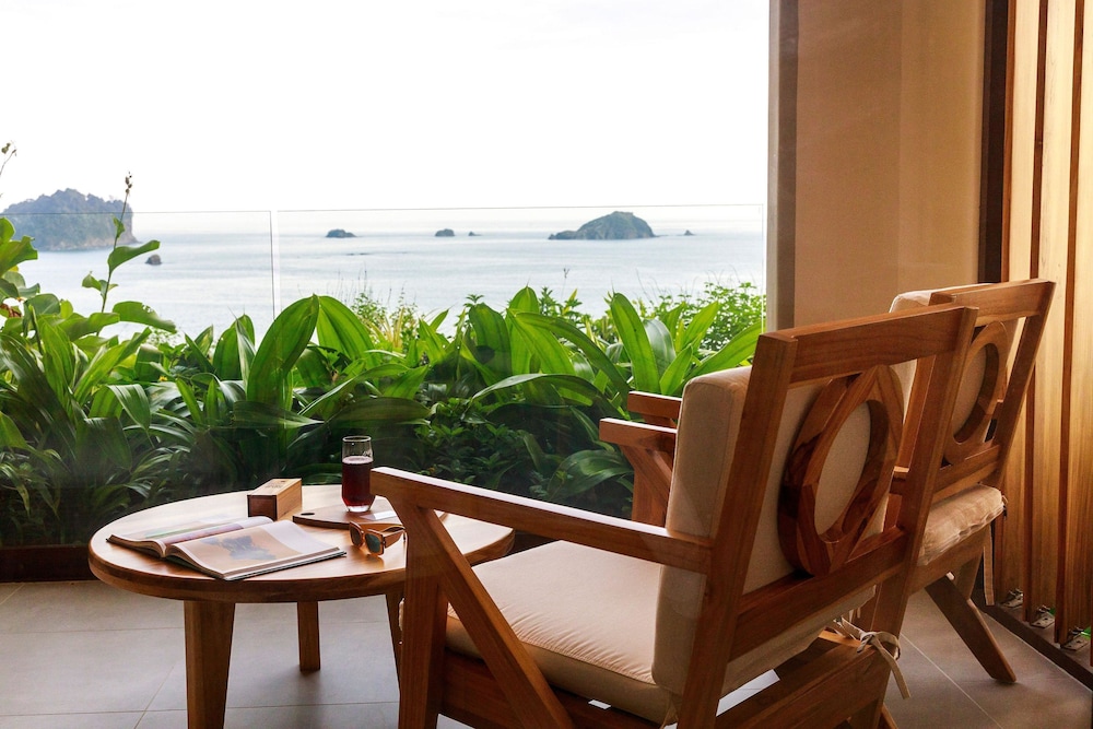 Arenas del Mar Beachfront & Rainforest Resort 60/75