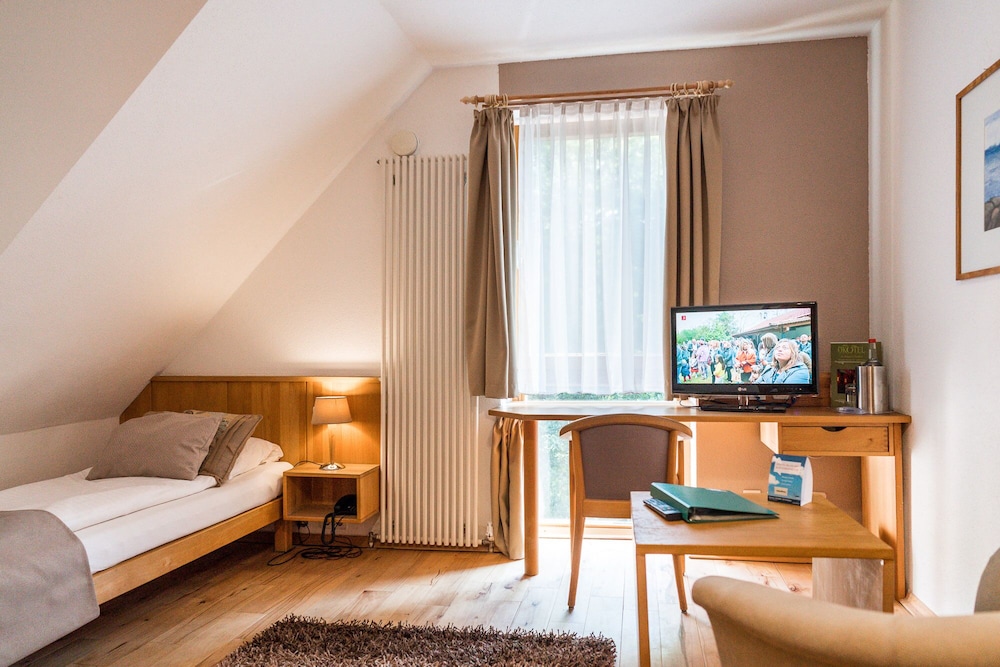 ROOM, SINGLE