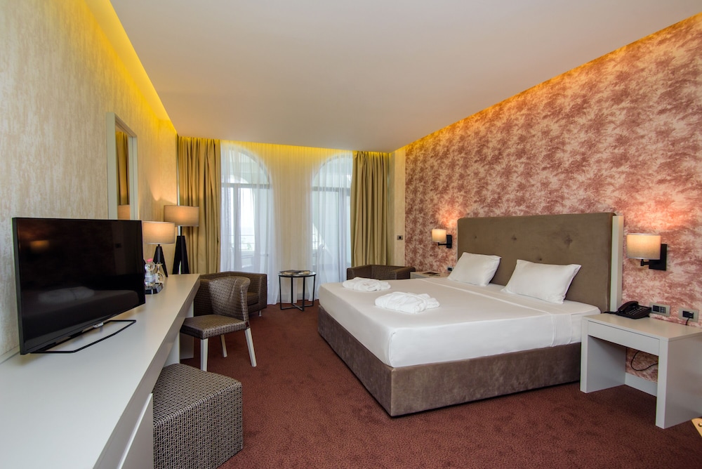 The Grand Gloria Hotel 11/36