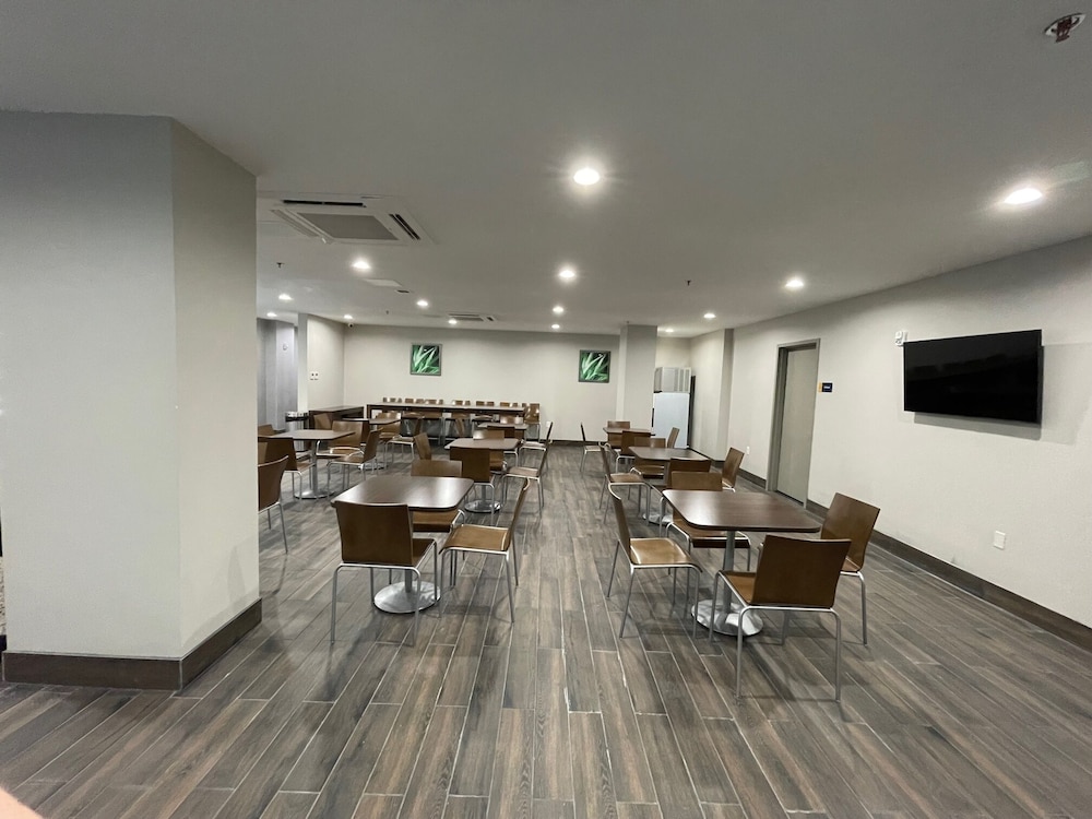 Days Inn by Wyndham Bronx NYC 36/50